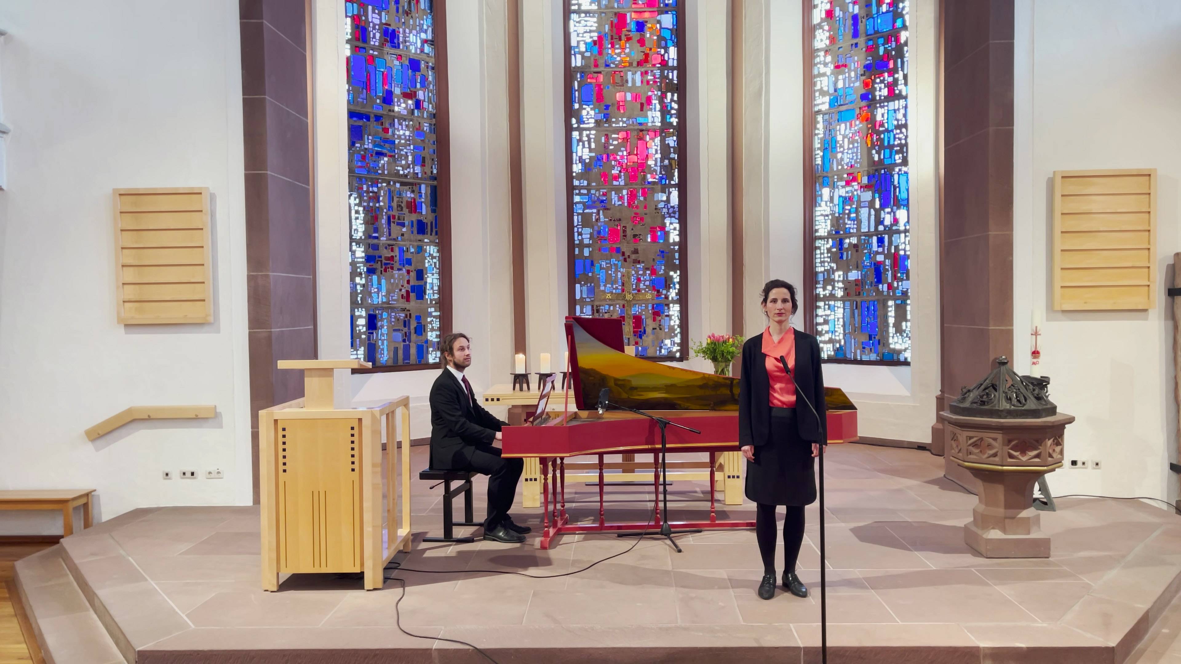 Pia Davila und Jochen Kiene im Altarraum der Lorenzkirche